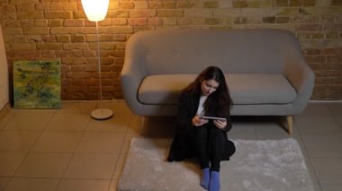 Tablet rahat ev ortamında içine dikkatle izlerken katta oturan esmer dalgalı saçlı beyaz kız tepesinden vurdu.