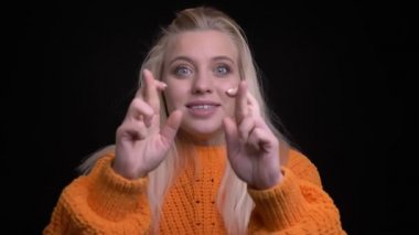 Umut verici bir biçimde ve endişeyle kameraya bakarken ona dua sahip genç oldukça beyaz kadın portresi portre