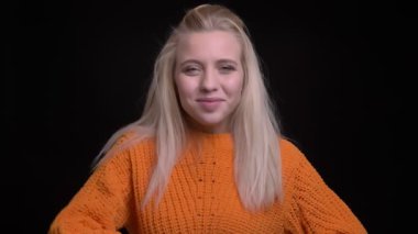 Bir başparmak gösterilmesini ve kameraya bakarken gülümseyen genç oldukça beyaz kadın portre çekimleri