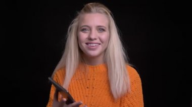 Closeup ateş tablet kullanma ve mavi renk ekran kamera gülümseyen için gösterilen genç çekici beyaz kadın