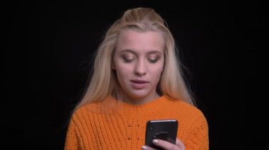 Telefonda Web'de gezinme ve sosyal medyaya tepki genç güzel beyaz kadın portre çekimleri mesajları