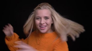 Genç oldukça beyaz kadın neşeyle gülümseyen ve onun saç havada çırpınan olması etrafında dönme portre çekimi