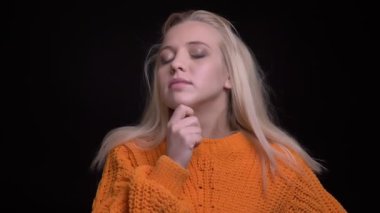 Genç oldukça beyaz kadın dinleme anlaşması in token of başını sallayarak ve neşeyle gülümseyen portre çekimleri