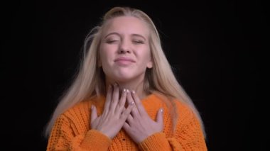 Closeup hasta boğaz kamera önünde sahip uzun sarı saçlı genç çekici beyaz kadın ateş