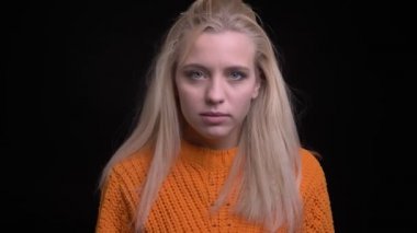 Genç oldukça beyaz kadın alma portre çekimi heyecanlı ve mutlu iyi haber kamera önünde enjoyin