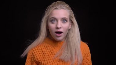 Heyecanlı ve şok gülümseyen ve kamera önünde kutlama uzun sarı saçlı genç oldukça beyaz kadın portre çekimleri