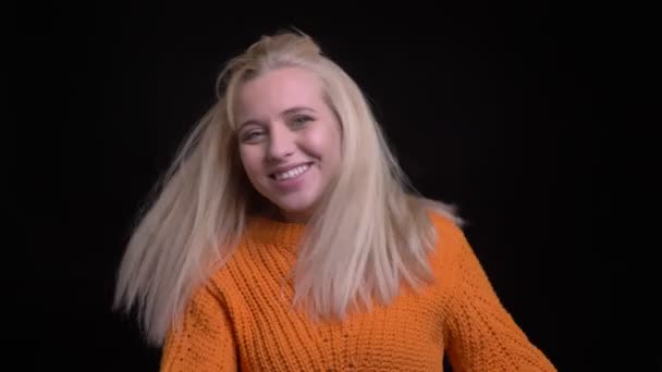 Närbild-shoot av unga attraktiva kaukasiska tonårig flicka dansar glatt och lyckligt leende framför kameran — Stockvideo