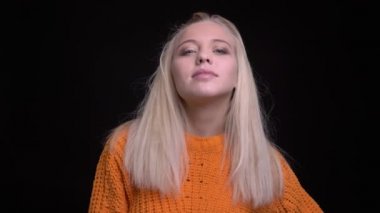 Uzun sarı saçları düz seyir ve kamera önünde poz güvenle gülümseyen genç şık beyaz kız portre çekimleri