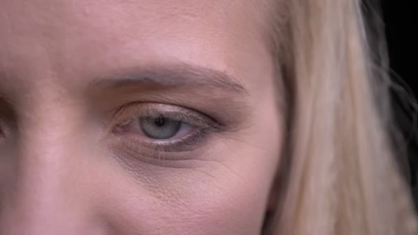 Närbild halv-face porträtt av unga vackra kaukasiska kvinna med grå ögon titta rakt på kameran — Stockvideo