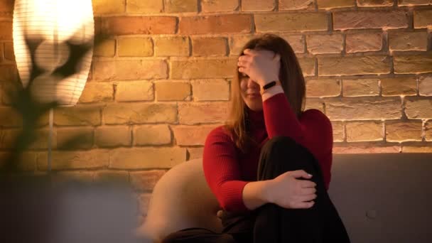 Closeup natáčení mladých docela kavkazské ženy díval horor na Tv dostat strach a znechucení skrývat zatímco sedí na gauči — Stock video