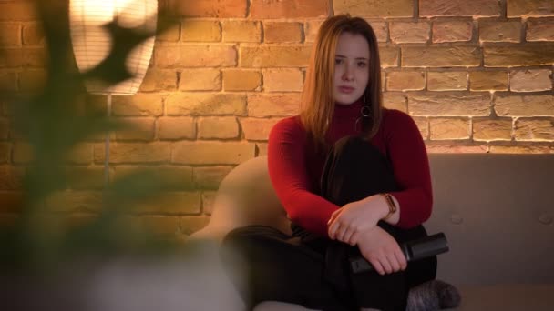 Närbild-shoot av unga ganska kaukasisk kvinna tittar på en film på Tv att vara rörd och gråtande — Stockvideo