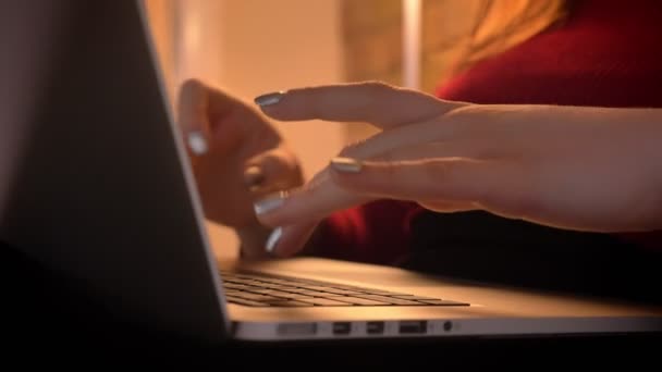 근접 촬영 실내 아늑한 아파트에서에서 아름 다운 백인 여성 얼굴에 노트북에 입력 하는 손에서 이동 하는 카메라에 의해 촬영 — 비디오