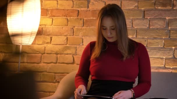 Closeup schieten van jonge mooie Kaukasische vrouw met behulp van de tablet en tonen van groene chroma scherm camera glimlachen — Stockvideo