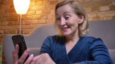 Yaşlılar beyaz kadın telefon gülümseyen ve neşeli bir dairede konuşan bir video çağrı sahip closeup ateş