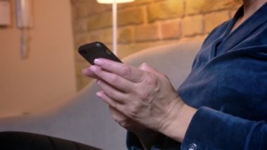 Fotoğraf kamera tarafından el üzerinde rahat bir daire kapalı yaşlılar gülümseyen kadın yüzüne telefonda yazarak hareket çekim
