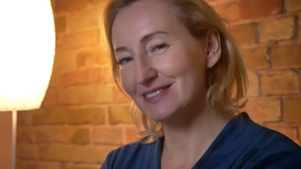 Nahaufnahme von Holunder attraktive kaukasische Frau blickt direkt in die Kamera und lächelt glücklich — Stockvideo