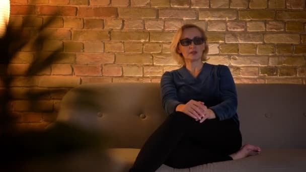 Closeup hajtás a vezető kaukázioan nő nézi a 3D-s cselekvési film a TV-ben a szemüveg beltéri — Stock videók