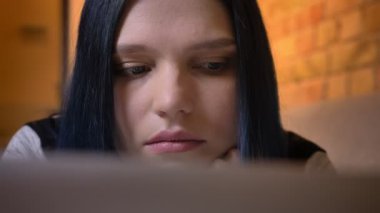 Kanepede yatarken laptop web sörf boyalı saç ile genç güzel beyaz hipster kadın kapatmak portre