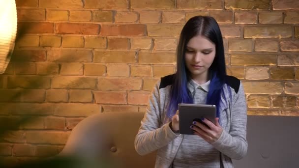 Gros plan tige de jeune jolie caucasienne femelle à l'aide de la tablette et montrant vert chroma-key écran à la caméra souriant — Video