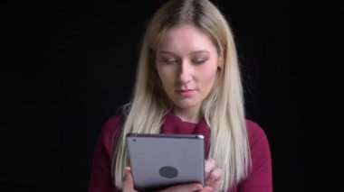 Genç çekici beyaz kadın tablet kullanarak ve kamera yeşil Chroma anahtar ekranı gösteren bir portre