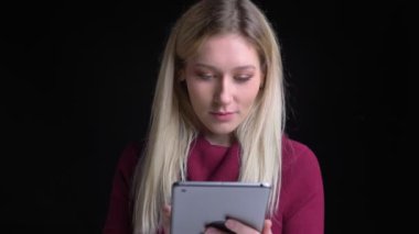 Tablet kullanarak ve yeşil ekran gösteren genç çekici beyaz sarışın kadın closeup çekim