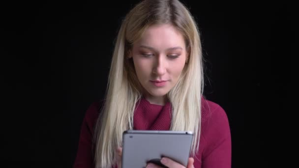 Tablet kullanarak ve yeşil ekran gösteren genç çekici beyaz sarışın kadın closeup çekim — Stok video