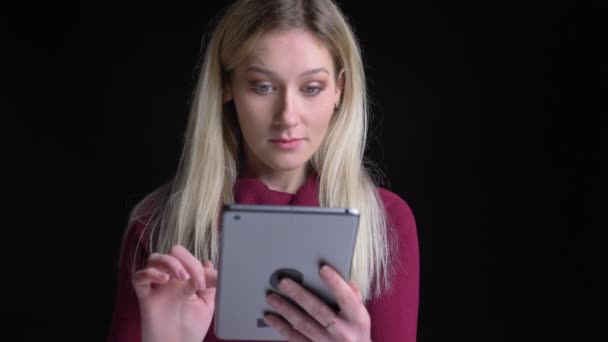 Close-up schieten van jonge mooie Kaukasische vrouw met behulp van de Tablet en het krijgen van opgewonden voor de camera — Stockvideo