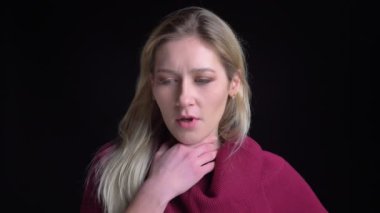 Kamera önünde hasta bir boğaz sahip genç güzel beyaz kadın çekim çekim