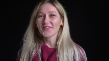 Genç güzel beyaz kadın gülümseyen ve kamera önünde happilly gülüyor Closeup ateş