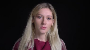 Uzun blone saç ile genç güzel beyaz kadın closeup çekim düz görünümlü kamera ile tefekkür