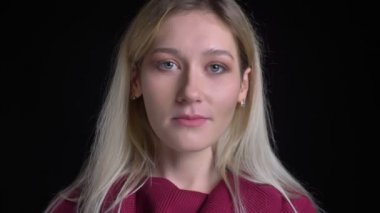 Kamera düz görünümlü ve siyah üzerinde izole arka plan ile poz genç güzel beyaz sarışın kadın closeup shpoot
