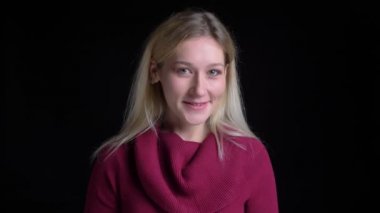 Genç büyüleyici beyaz kadın sevimli gülümseyen ve arka plan siyah üzerinde izole kamera önünde poz Shots çekim