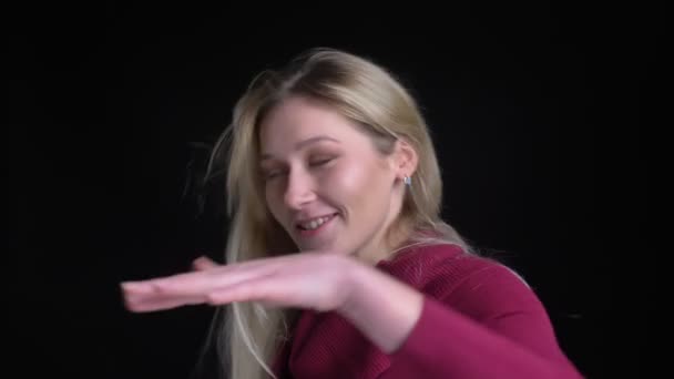 Genç güzel beyaz kadın dancimng ve kamera önünde eğlenceli çekim çekim — Stok video