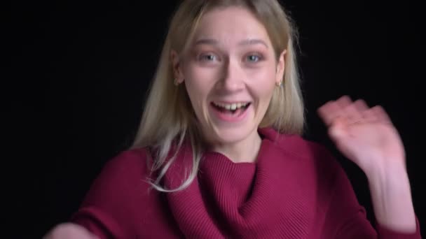 Close-up schieten van jonge mooie Kaukasische vrouwelijke opgewonden en springen van vreugde tijdens het kijken naar camera — Stockvideo