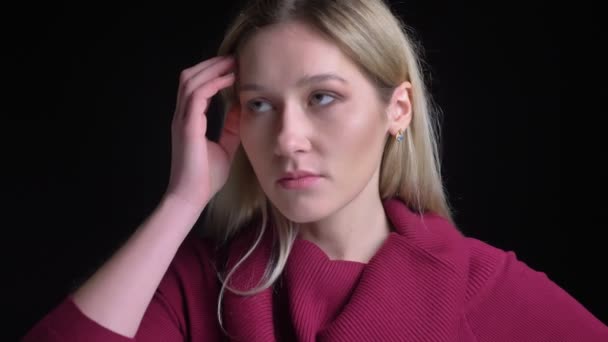 Genç çekici beyaz kadın düşünceli olmak ve kamera bakarak bir fikir almak closeup ateş — Stok video