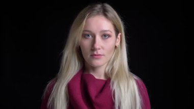 Siyah üzerinde izole arka plan ile kamera düz görünümlü sarışın saçlı genç çekici beyaz kadın closeup ateş
