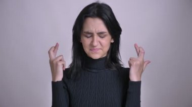 Onun parmak endişeyle kameraya ararken umuduyla çarpı işareti olan genç oldukça beyaz kadın portre çekimleri