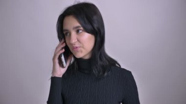Telefonda Sohbet sahip siyah saçlı genç oldukça beyaz kadın portre çekimleri