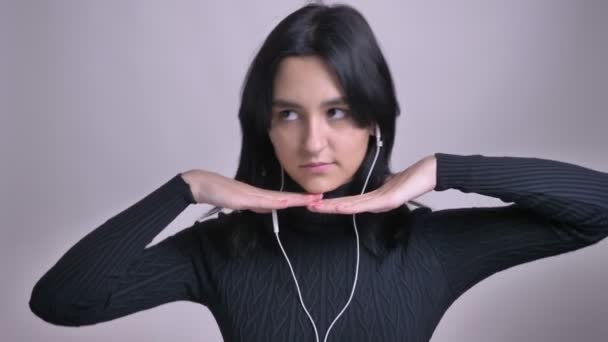 Detailní portrét mladé docela kavkazské ženy v vibrace tančí poslouchá hudbu a baví — Stock video