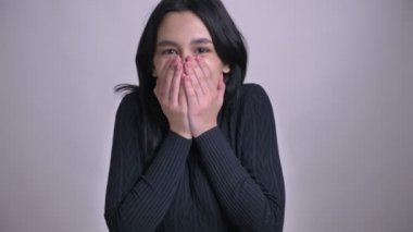 Heyecan almak genç oldukça beyaz kadın portre çekimleri ve kameranın önünde sevinç atlama