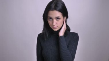 Closeup çekim kamera ile izole arka plan düz bakarken utangaç genç oldukça beyaz kız