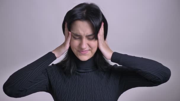 Closeup natáčení mladých docela Kavkazský žena overthinking a začíná bolet hlava na kameru — Stock video