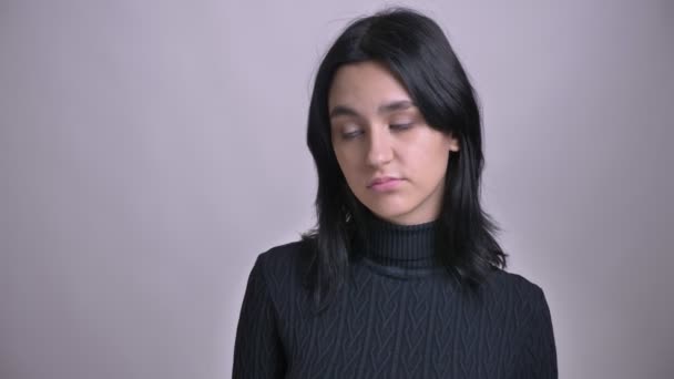 Съемки крупным планом молодой привлекательной кавказки грустной и разочарованной перед камерой — стоковое видео