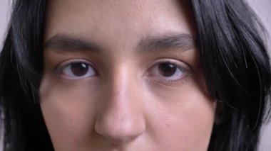 Portre fotoğraf makinesi vasıl düz seyir güzel gözlü genç çekici beyaz siyah saçlı kadın yüzü ateş