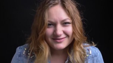 Portre portre yetişkin beyaz kadın yapma seductively dudağını ısırma ve kameraya bakarken saç ile oynarken bir kaplan hırlamak