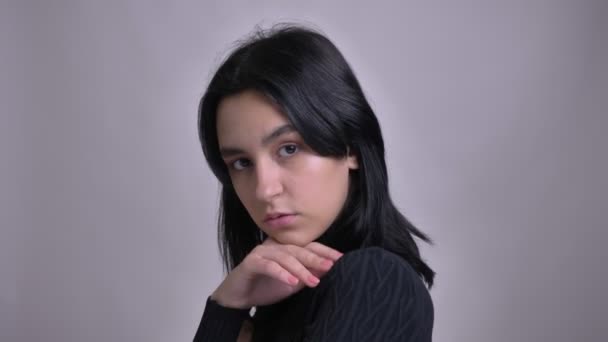 Крупним планом знімок молодої розкішної кавказької жіночої моделі позує перед камерою з ізольованим тлом — стокове відео