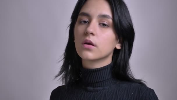 Nahaufnahme von jungen atemberaubenden kaukasischen Model posiert vor der Kamera mit isoliertem Hintergrund — Stockvideo