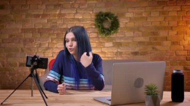 Portre portre canlı gülümseyen akarsu ve rahat bir daire içinde kapalı konuşmak genç çekici neşeli kadın video Blogger