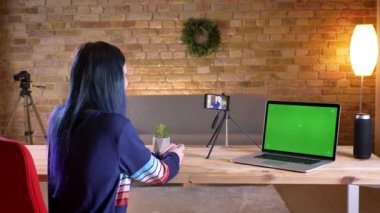 Closeup ateş üstünde belgili tanımlık laptop ve neşeyle konuşurken telefon akarsu genç çekici beyaz kadın video Blogger