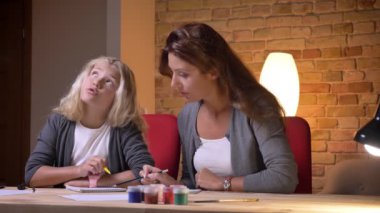 Portre portre rahat ev, onu küçük güzel kızları matematik becerileri kapalı değerlendirirken genç beyaz anne